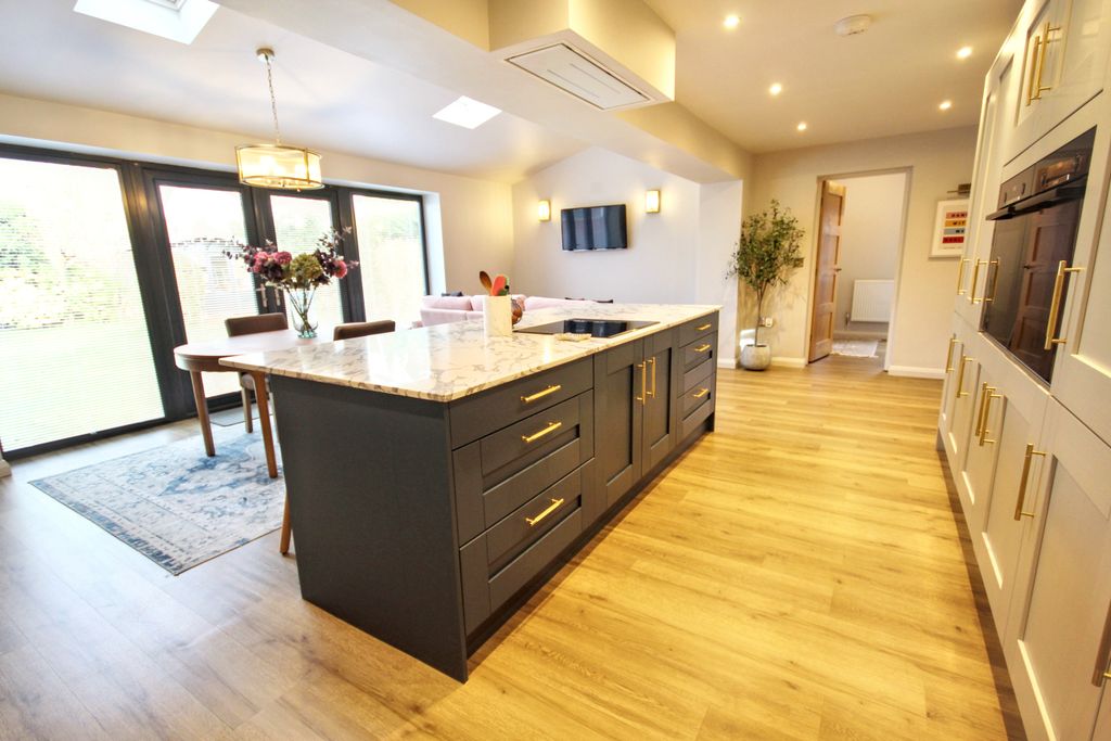 Property photo 1 of 20 Kitchen Diner Family Room