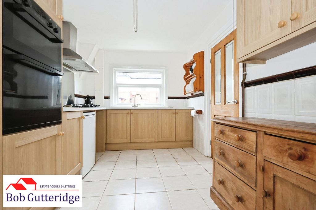 Property photo 2 of 26 Fitted Kitchen