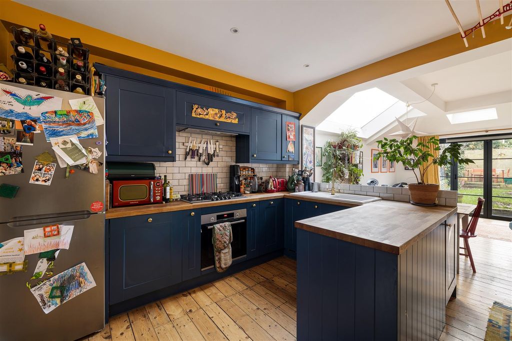Property photo 3 of 36 Lloyd Road, E17