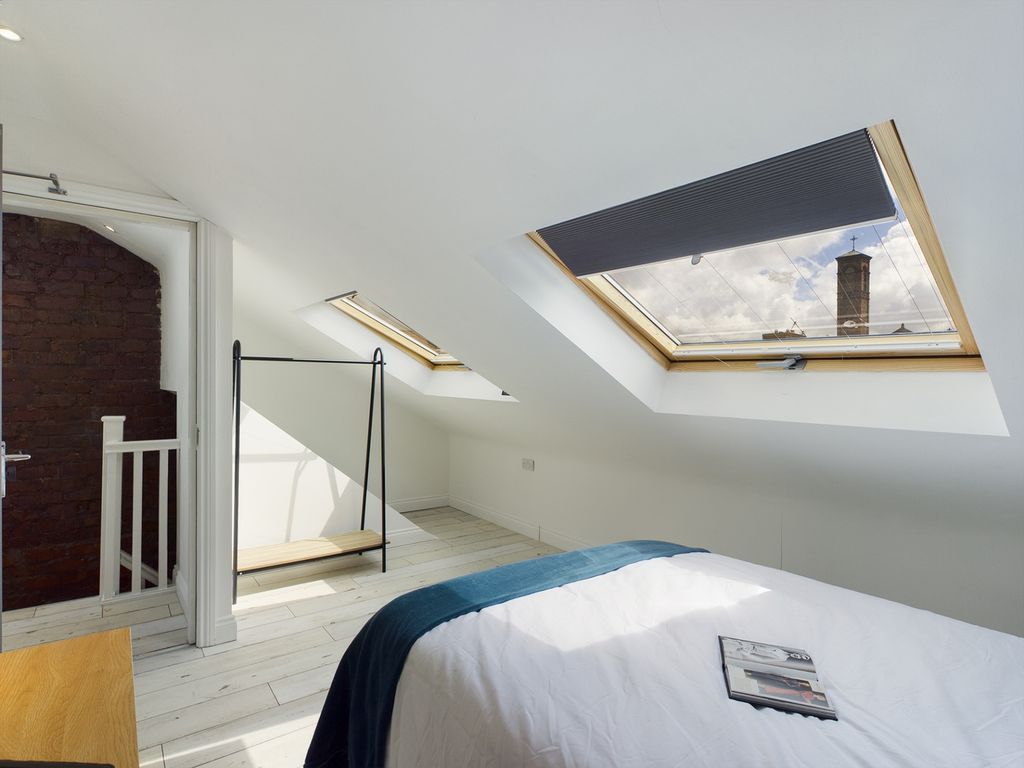 Property photo 1 of 19 A Spacious And Bright Large Double Bedroom With St...