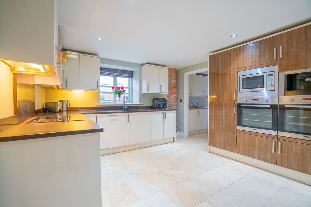 Property photo 3 of 43