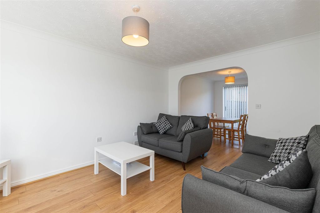Property photo 2 of 16 5 Lakeside Close-9.Jpg