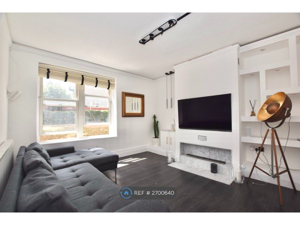 Property photo 1 of 11 Living Room