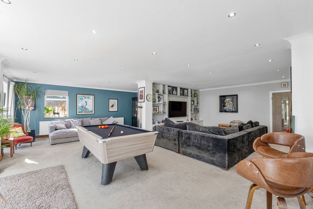 Property photo 2 of 27