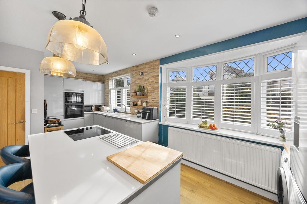 Property photo 2 of 29 Kitchen Island