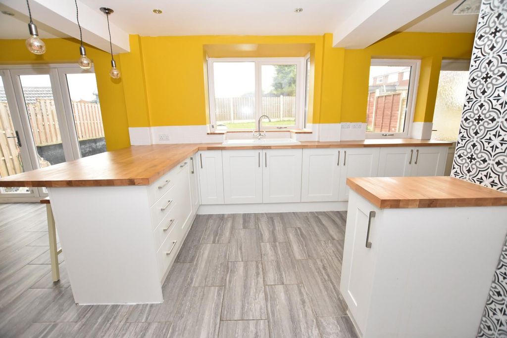 Property photo 3 of 18 Kitchen 2.Jpg