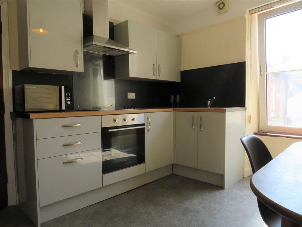 Property photo 2 of 12 Kitchen (1).Jpg