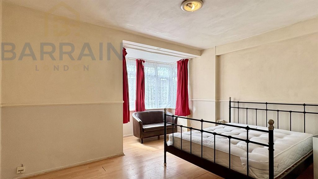 Property photo 2 of 8 Property For Sale In Cross Harbour - Barrain London