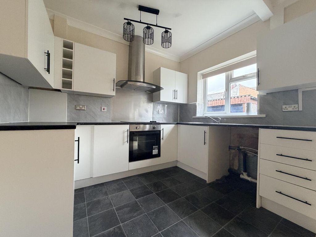 Property photo 3 of 25 Kitchen
