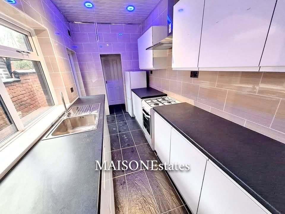 Property photo 3 of 11 Kitchen Phot - 1 (1).Jpg