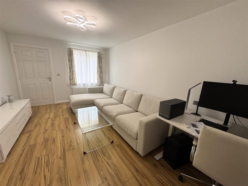 Property photo 2 of 13 Lounge