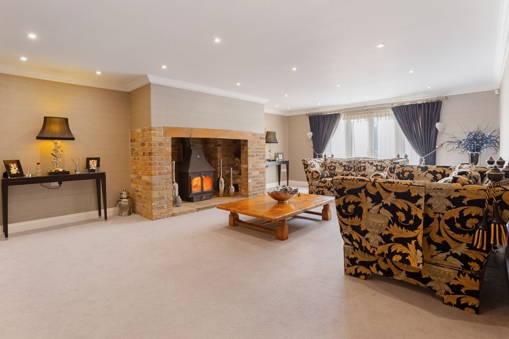 Property photo 3 of 25