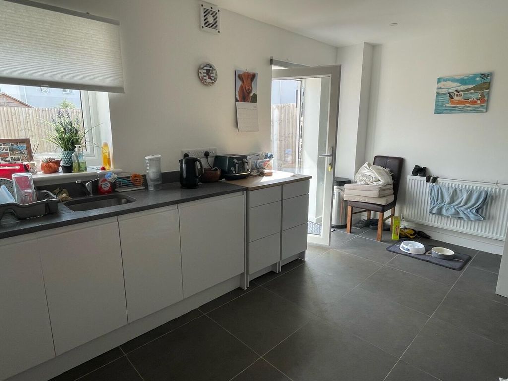 Property photo 3 of 18 Kitchen