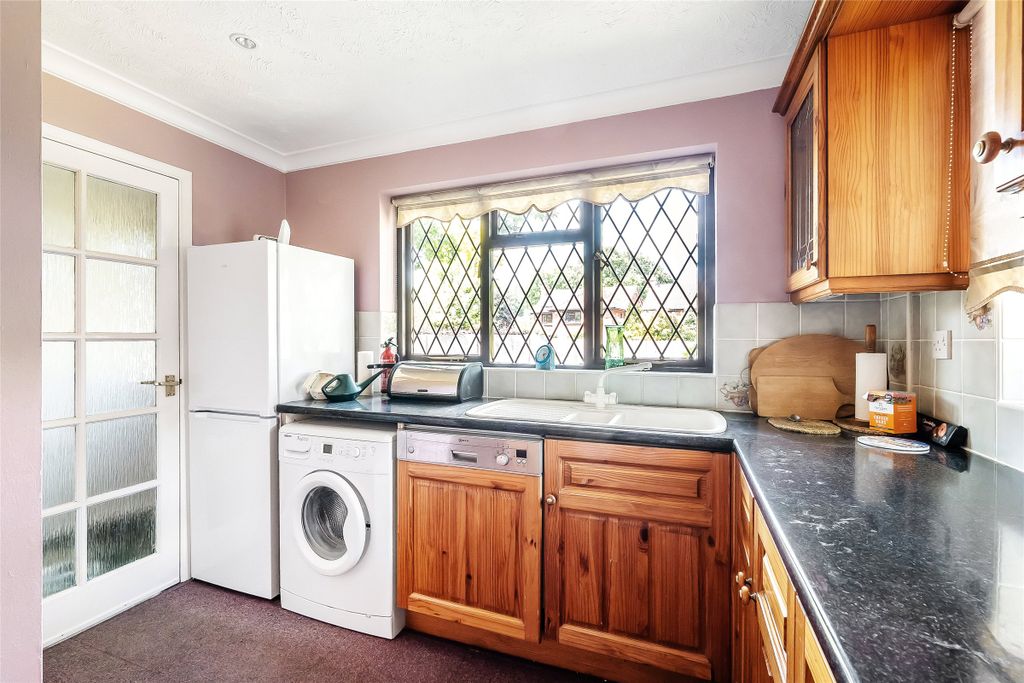 Property photo 3 of 10 Kitchen
