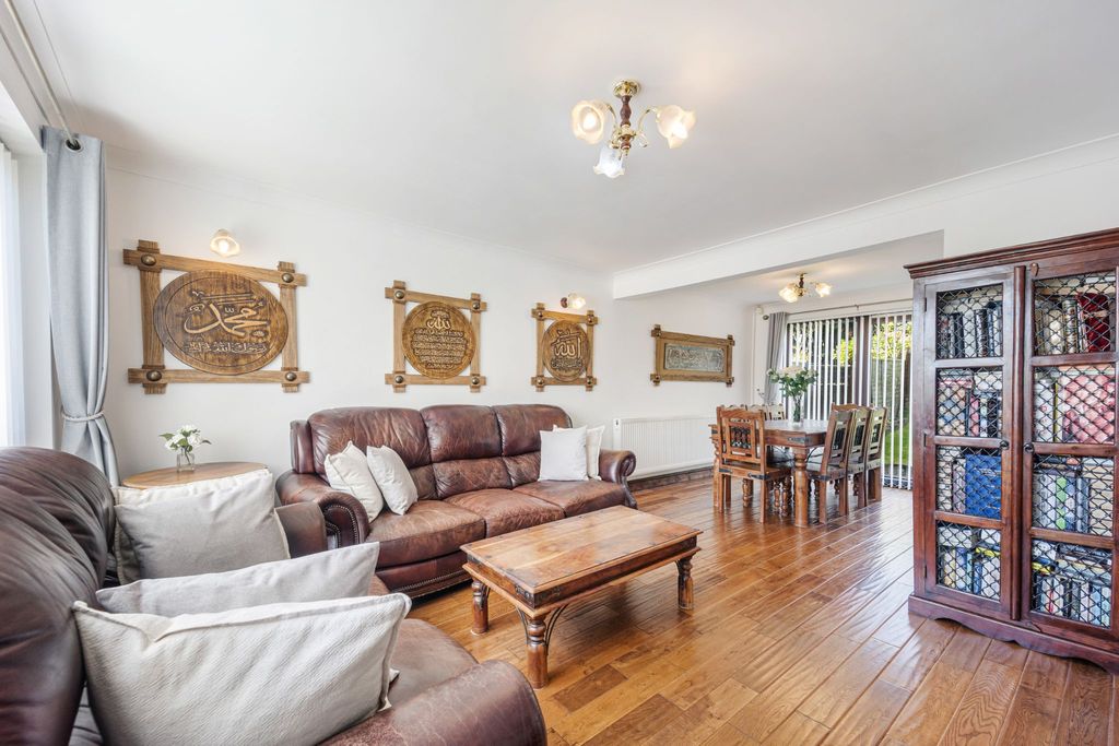 Property photo 3 of 31 Photograph 2