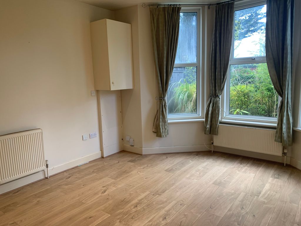 Property photo 3 of 8 Lounge