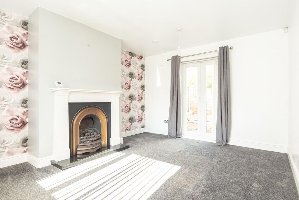 Property photo 2 of 33 Living Room