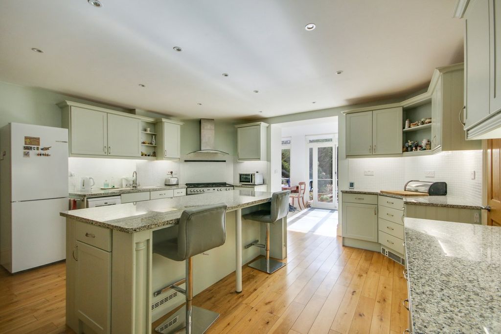 Property photo 2 of 37