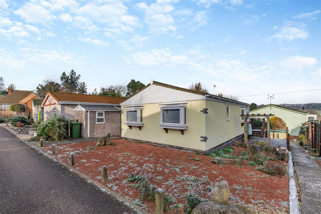 Property photo 3 of 17 8632943-Exterior03.Jpg