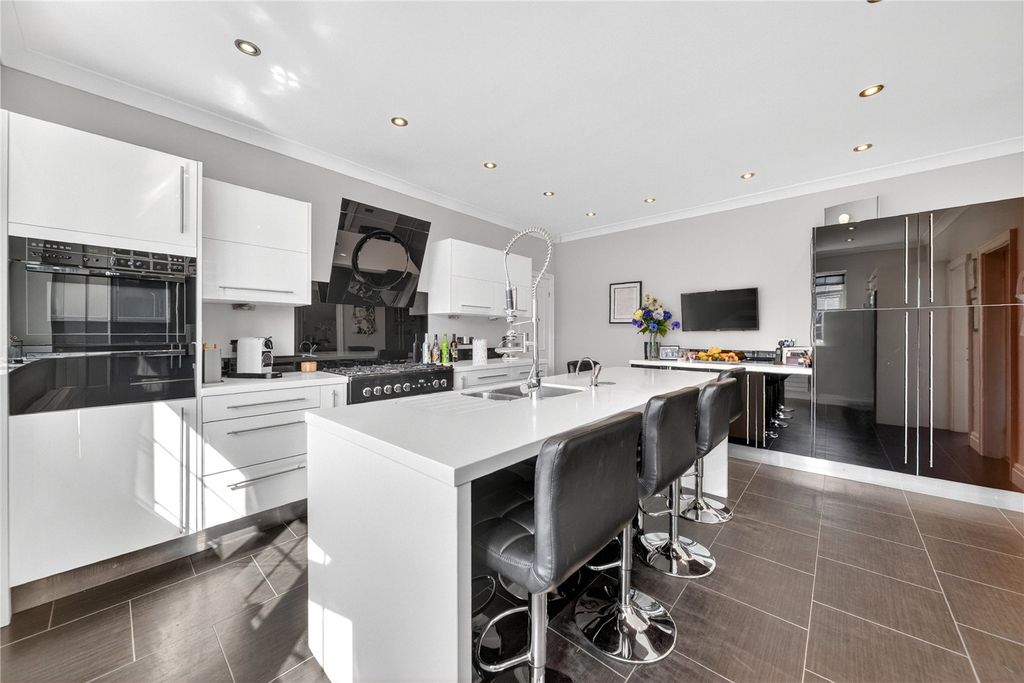 Property photo 2 of 16 Dining Kitchen