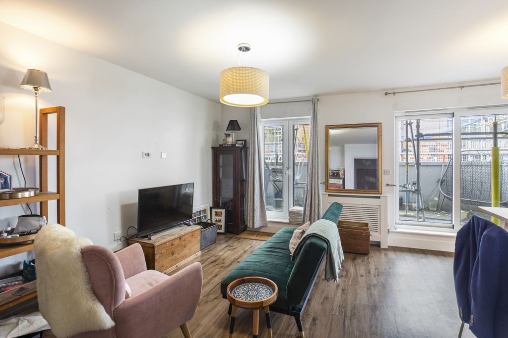 Property photo 2 of 9 66366 32 Roma Hou...