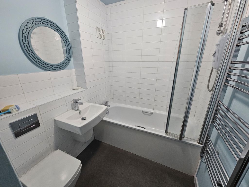 Property photo 3 of 8 Bright, Modern Bathroom With A White Tiled Bath An...