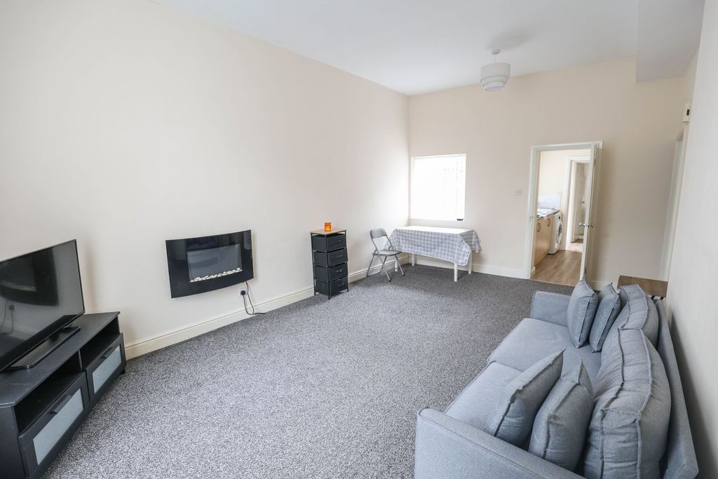 Property photo 3 of 17 Lounge