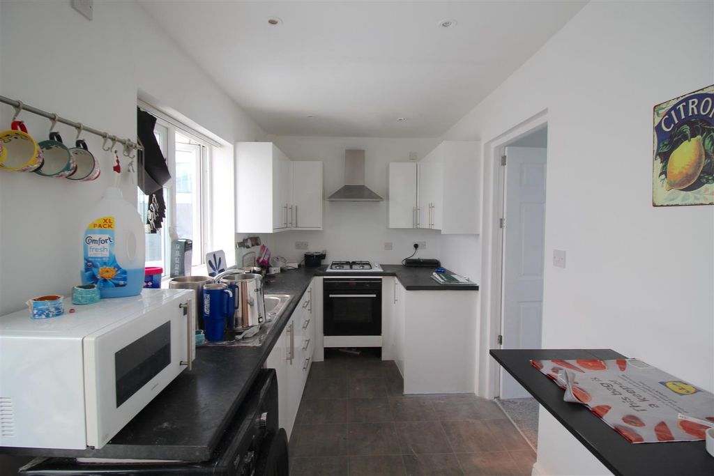 Property photo 3 of 9 Kitchen