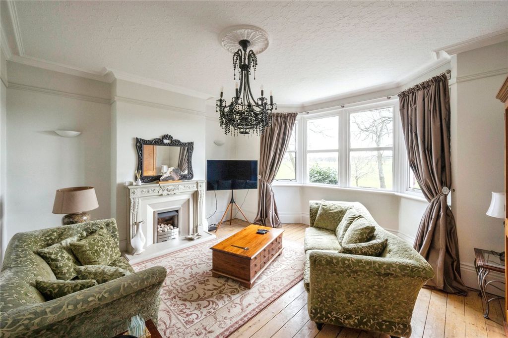 Property photo 2 of 25 Lounge/Bedroom