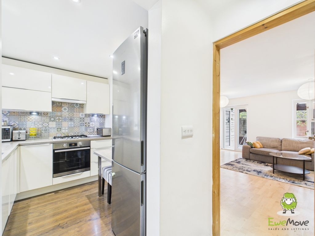 Property photo 2 of 18 Ewemove Estate Agents Basingstoke - Ajax Close -Ha