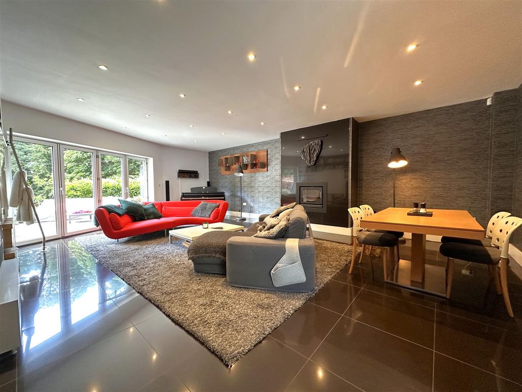 Property photo 2 of 43 Copious Living/Family Room 817