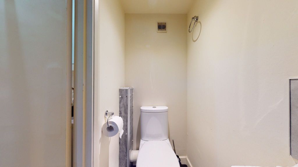 Property photo 3 of 10 Bathroom