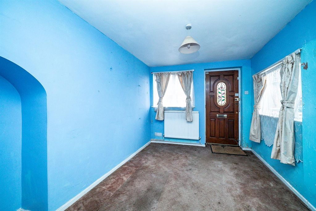 Property photo 2 of 17 Lounge