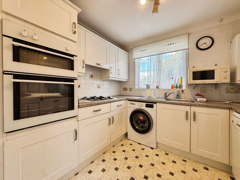 Property photo 2 of 10 Kitchen