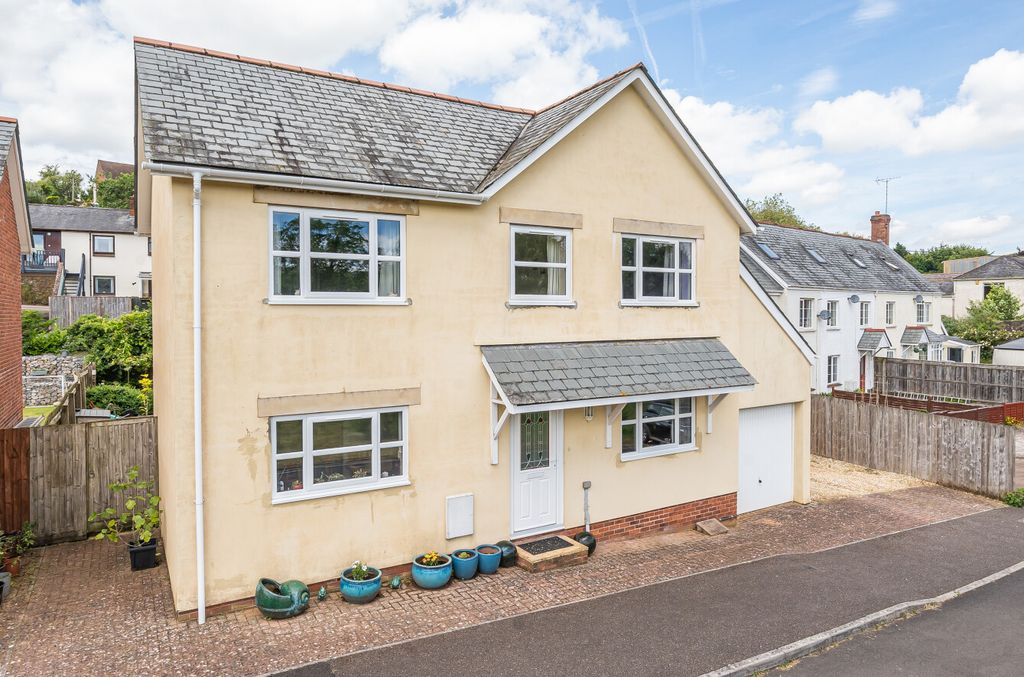 Property photo 1 of 18 4 Hele Square