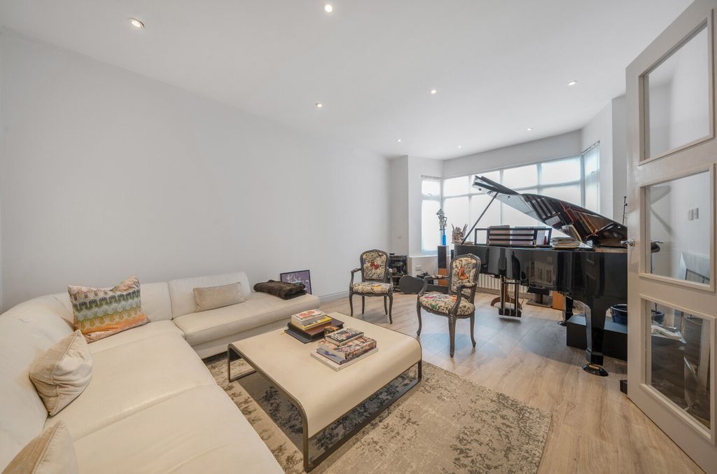 Property photo 3 of 19 1303198-3-683F058...