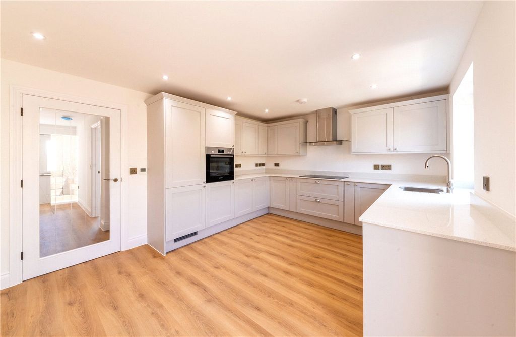 Property photo 3 of 16 Kitchen/Diner