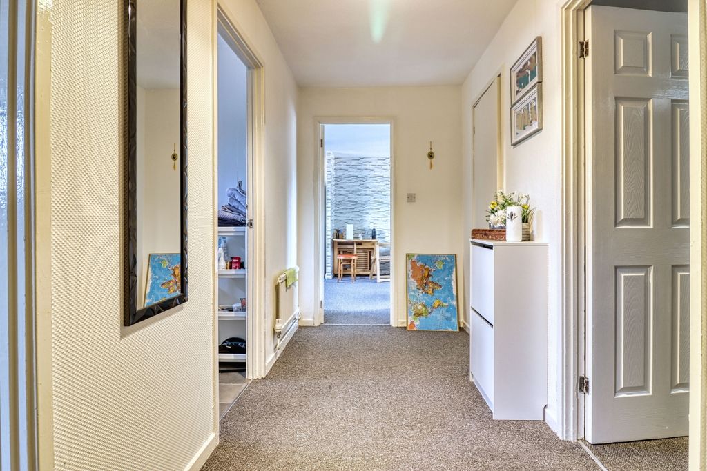 Property photo 2 of 9 Hallway