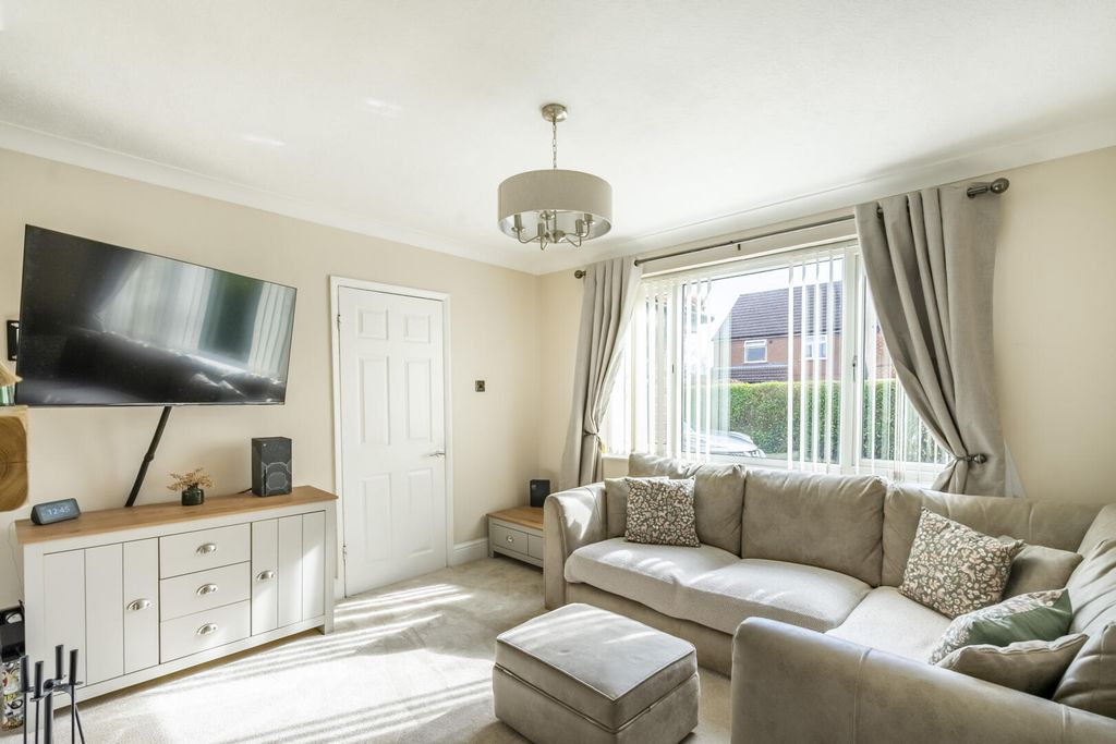 Property photo 2 of 22 Living Room