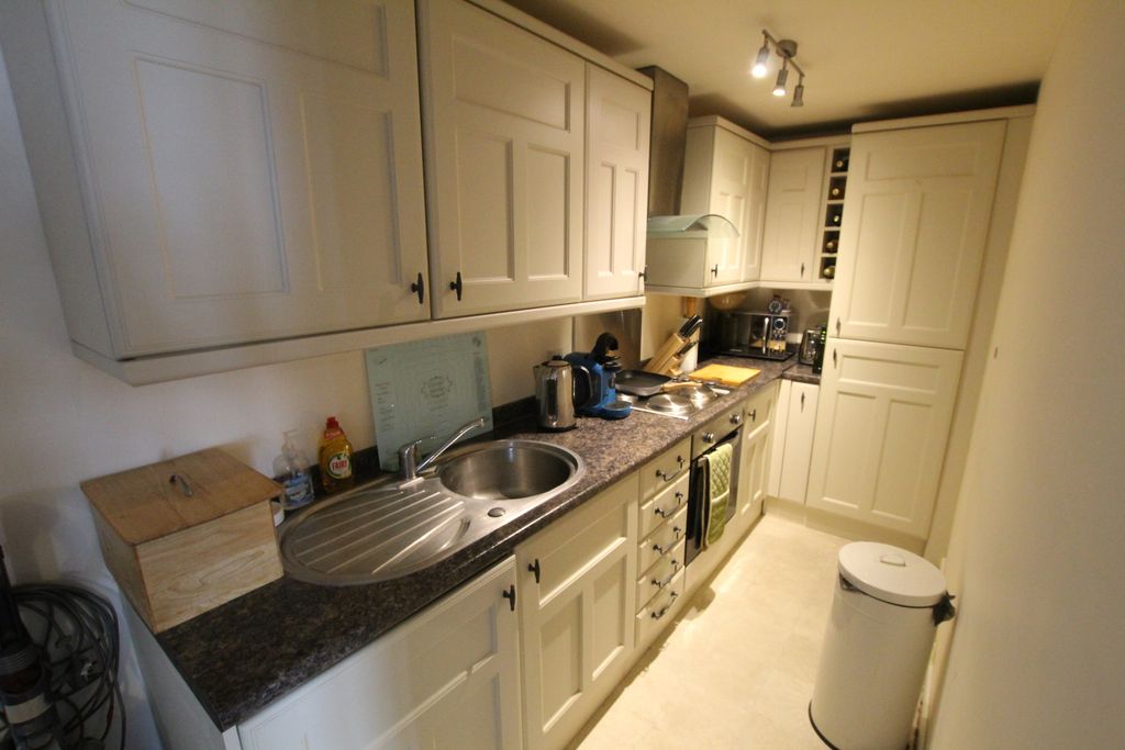 Property photo 2 of 9 Kitchen