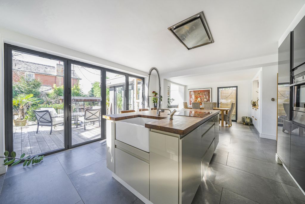 Property photo 2 of 22 Picture No. 16