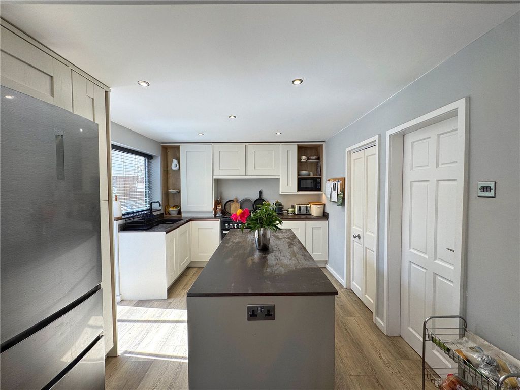 Property photo 3 of 39 Kitchen / Diner