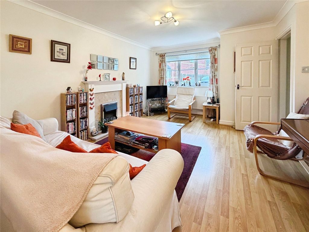 Property photo 2 of 18 Lounge