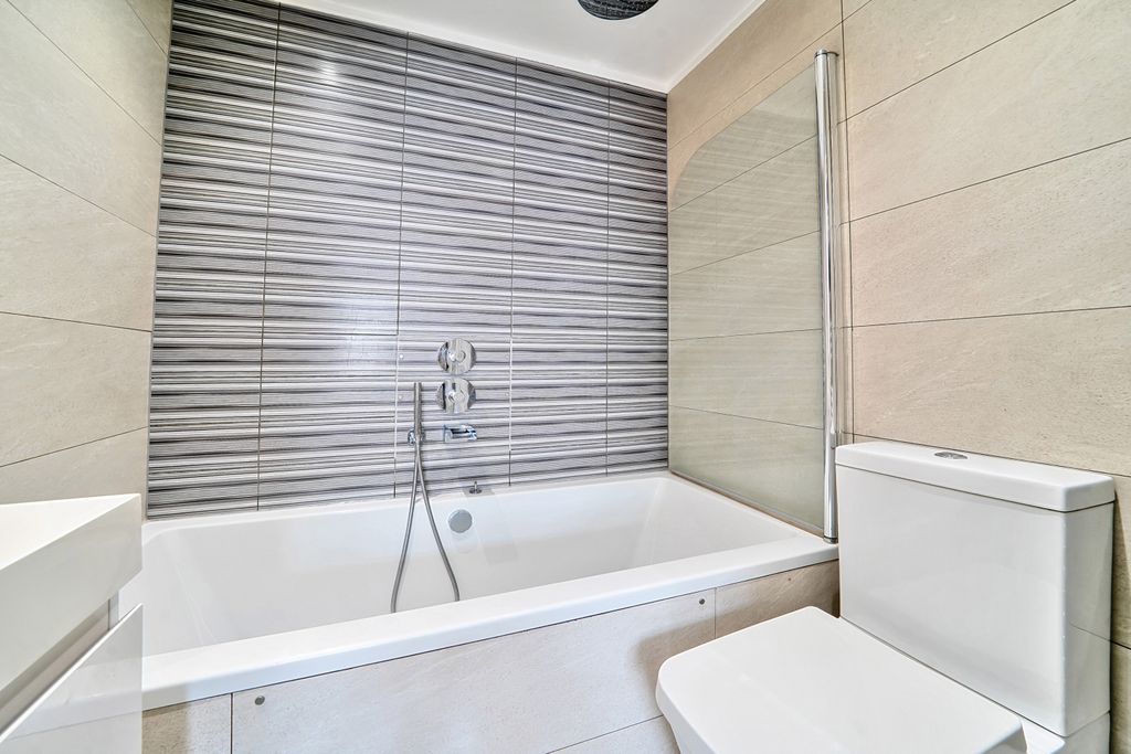 Property photo 2 of 21 En-Suite