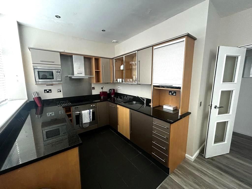 Property photo 3 of 9 Living Room / Kitchen