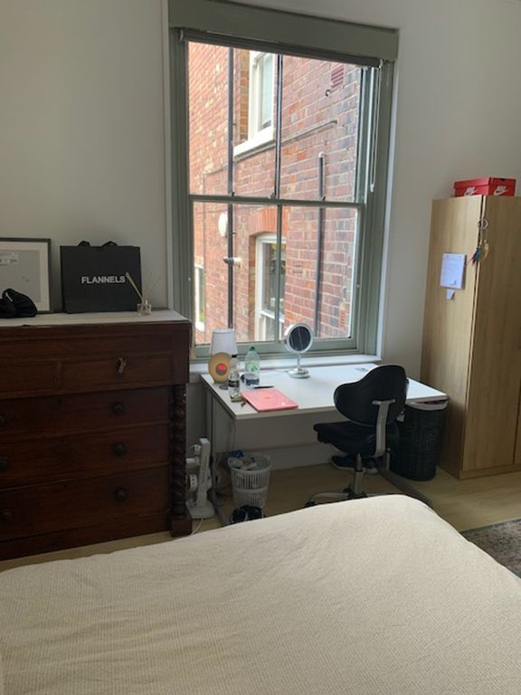 Property photo 3 of 11 A Bright And Inviting Double Bedroom Featuring A S...