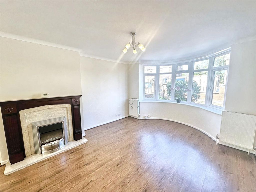Property photo 2 of 13 002 Lounge.Jpg