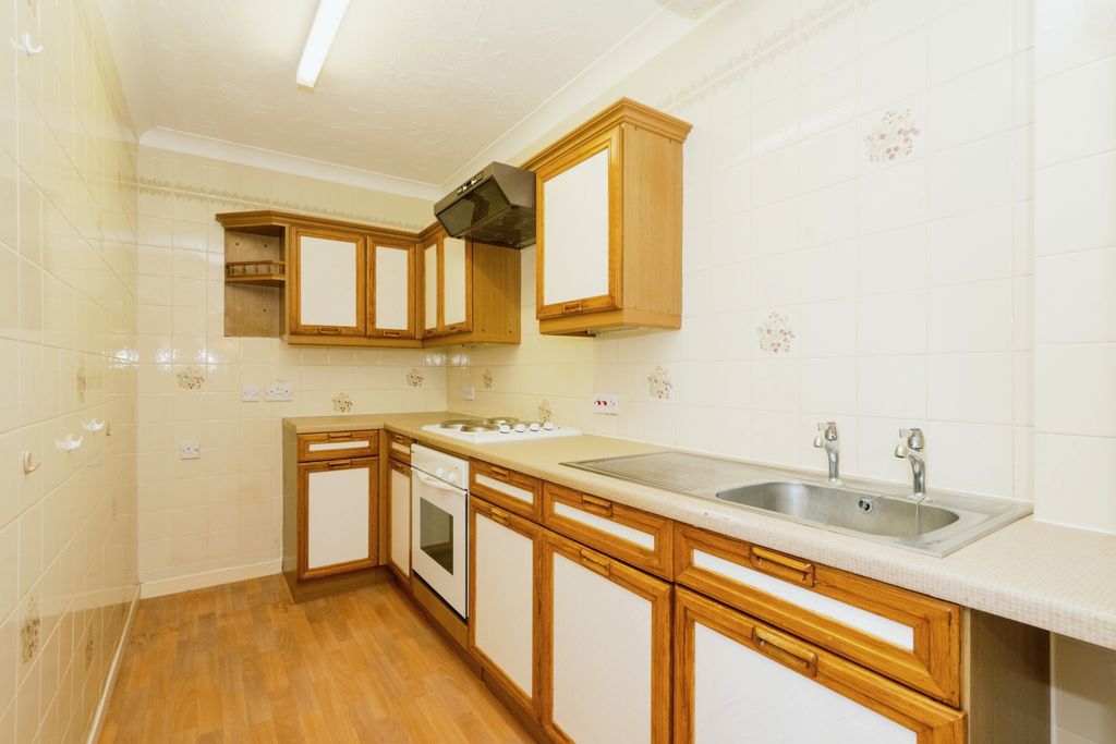 Property photo 3 of 10 Kitchen