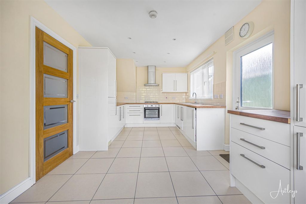 Property photo 3 of 22 Kitchen