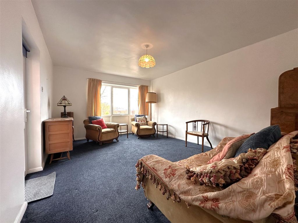 Property photo 2 of 15 Generous Lounge/Diner 006